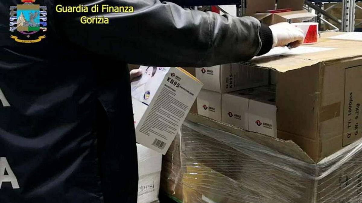 Mascherine sequestrate in ospedale a Cesena e al magazzino Ausl