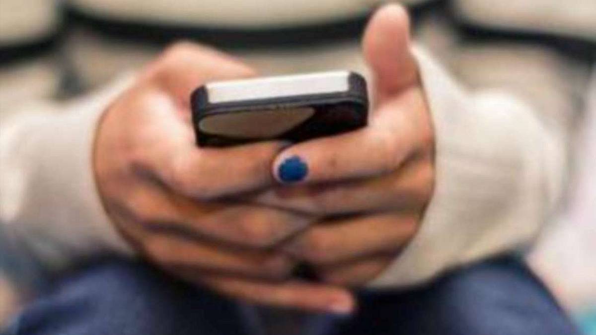 Invia foto hard della donna contesa: nei guai 60enne ex carabiniere