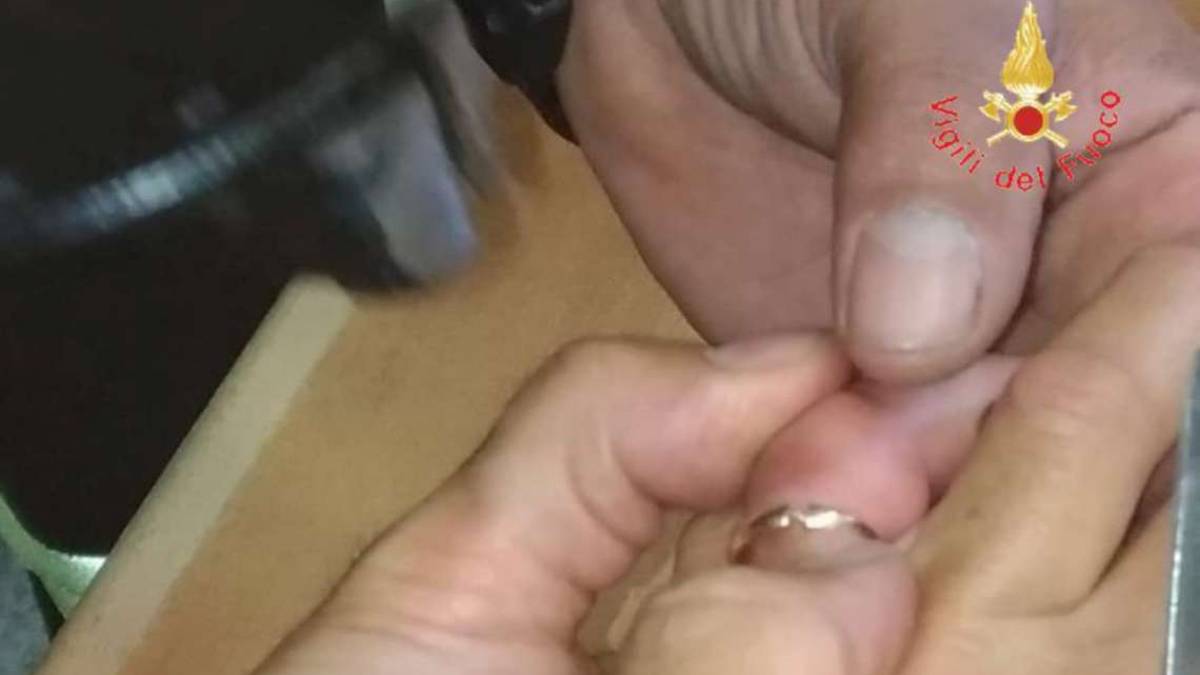 Cesenatico, dito in trappola: pompieri soccorrono bimbo in ospedale