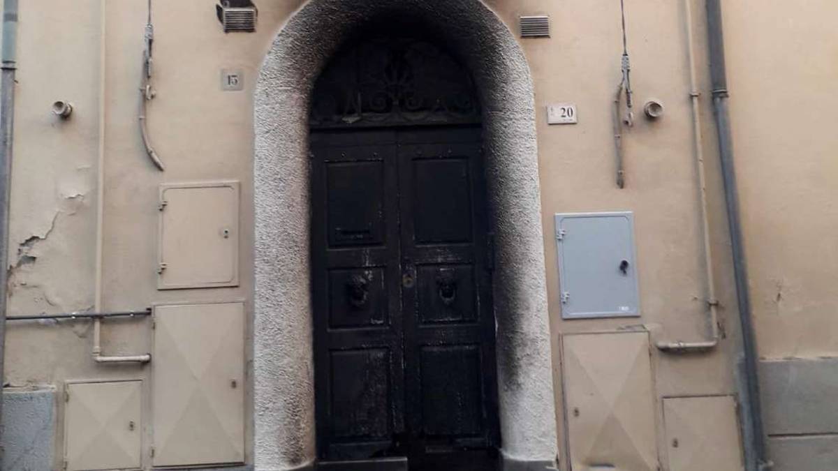 Mercato Saraceno, a fuoco il portone di un palazzo