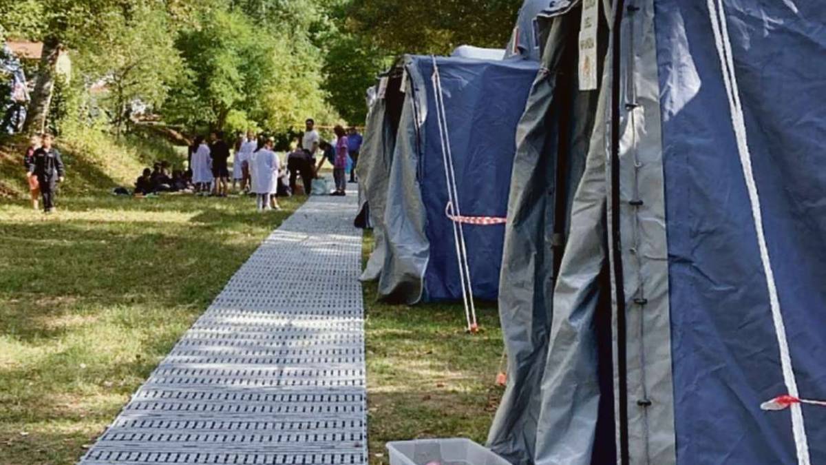 Dopo il terremoto, a Tredozio a scuola in tenda in attesa di fabbricati in legno