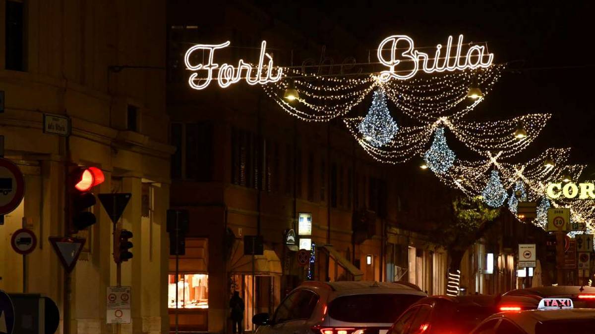 Forlì, le luminarie di Natale sono partite azzoppate