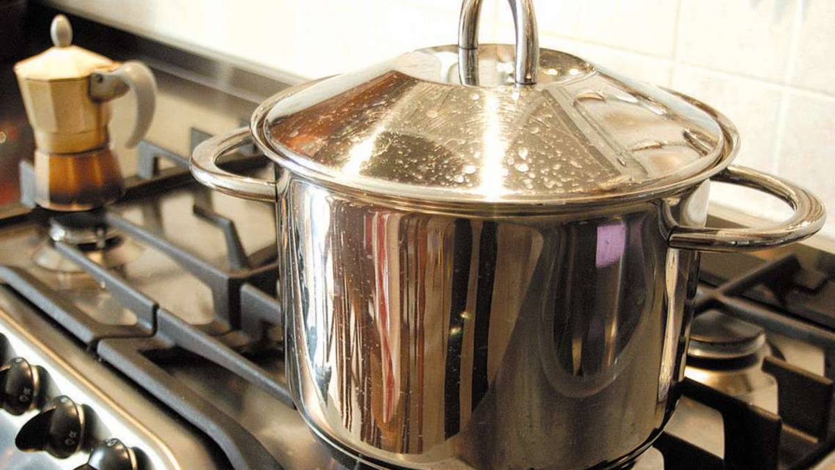 Cervia, casa a fuoco per pentola dimenticata. Colf condannata