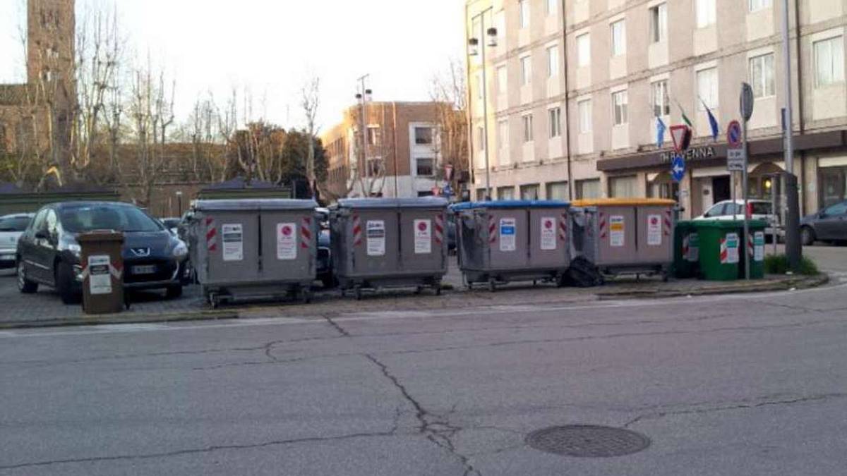 Ravenna, nuovo look in piazza Mameli Verde, meno auto e stalli moto