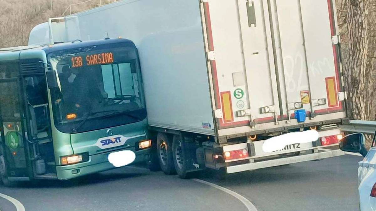 Quarto, incidente: per aspettare i vigili bloccano il traffico
