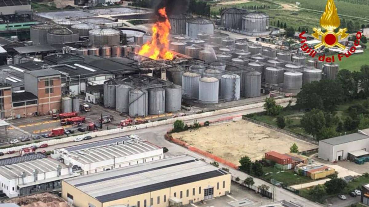 Faenza, incendio Caviro, preoccupa un deposito di idorgeno VIDEO