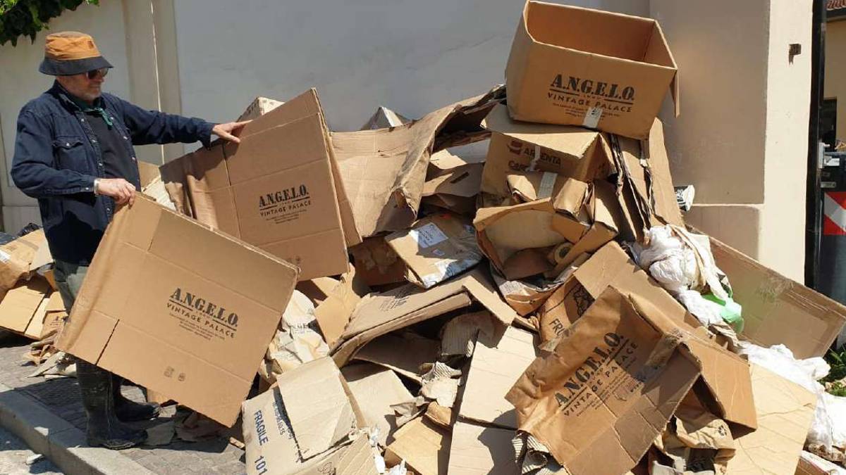 Lugo, l'acqua distrugge il magazzino del re del vintage