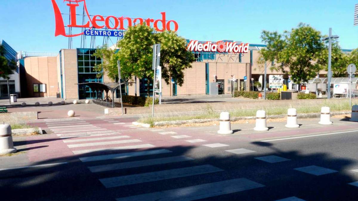 Imola, compra un anello ma la carta non è sua: giovane denunciato