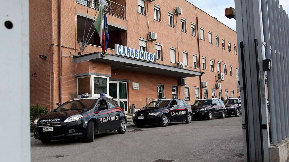 Rimini, difende la fidanzata: accoltellato al collo