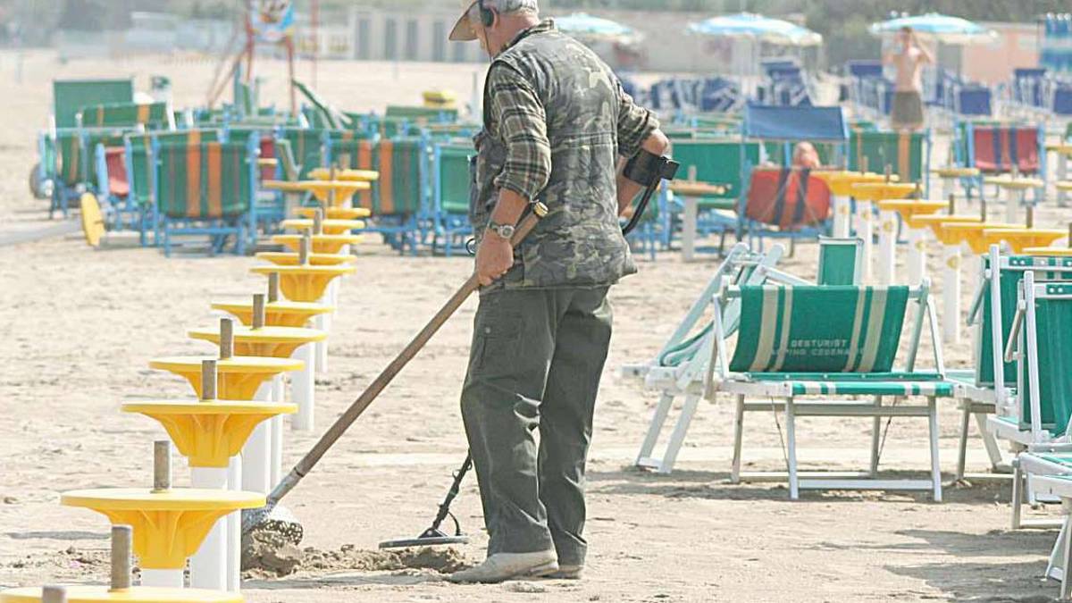 Ravenna, una moda che non tramonta: la corsa all'oro col metal detector in spiaggia