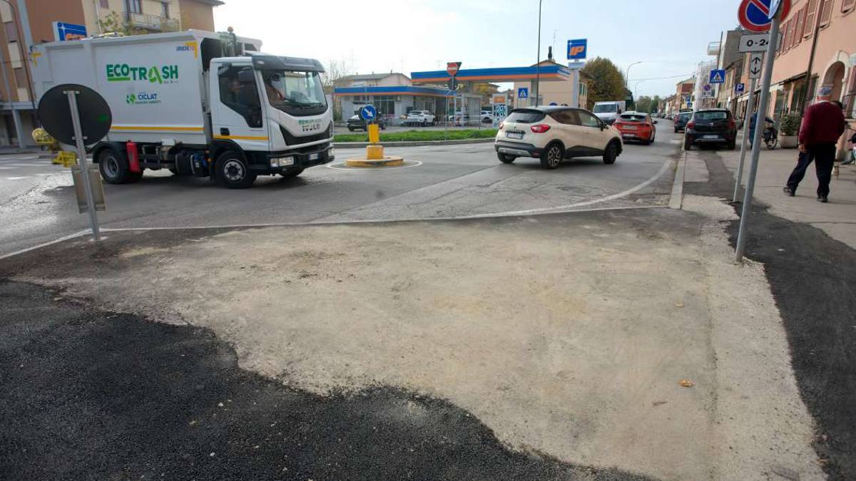 Ravenna, polemica per le toppe al nuovo marciapiede di via Ravegnana