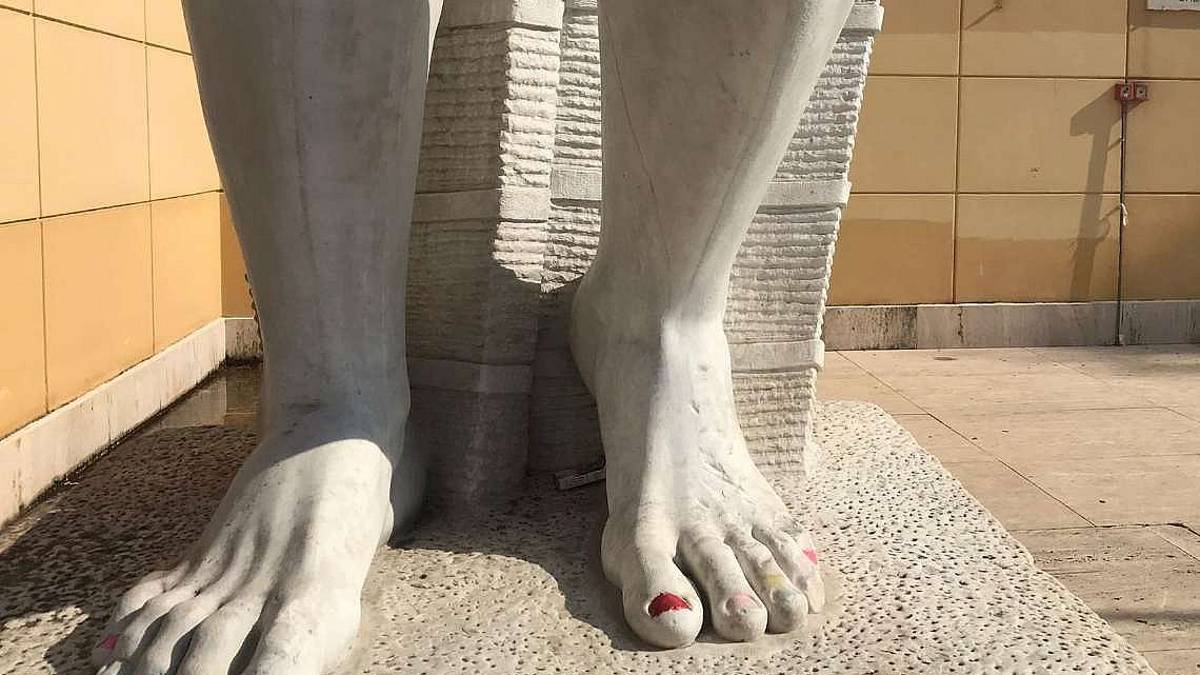Forlì, che tristezza le unghie colorate alla statua di Icaro