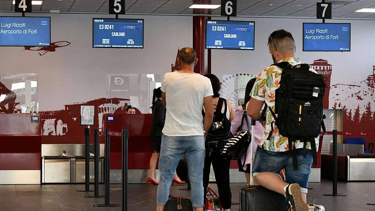 Aeroporto di Forlì, calano i voli: niente rinnovo per 16 dipendenti