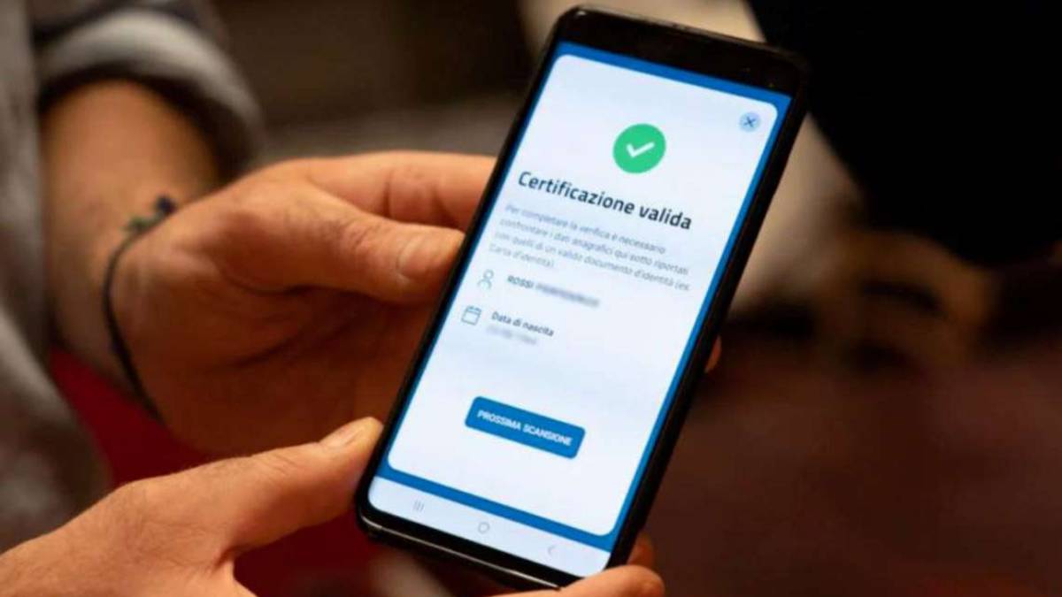 Ravenna, nuovi documenti per la giovane trans, ma ora il suo green pass non vale