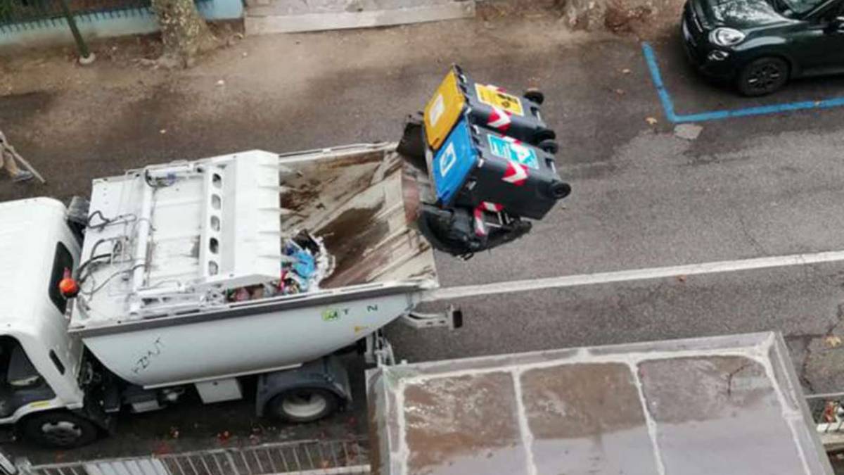 Cesenatico, smaltiti insieme carta e plastica nel camion di Hera