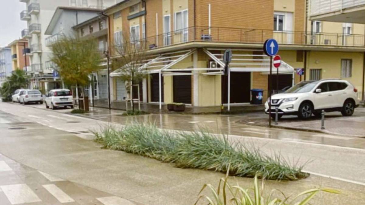 Torre Pedrera, chiude la storica tabaccheria: morìa di attività nella morsa dell'e-commerce