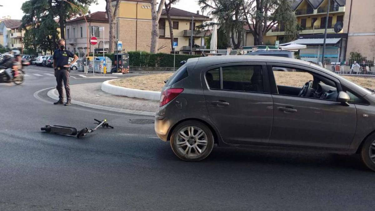 Cesena, i vigili vanno su un incidente e sbattono contro l'auto della finanza