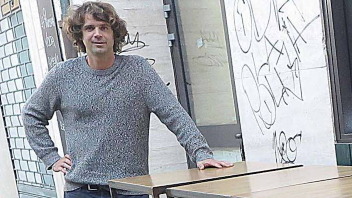 Rimini. Tavolini del locale concorrente mandati in discarica