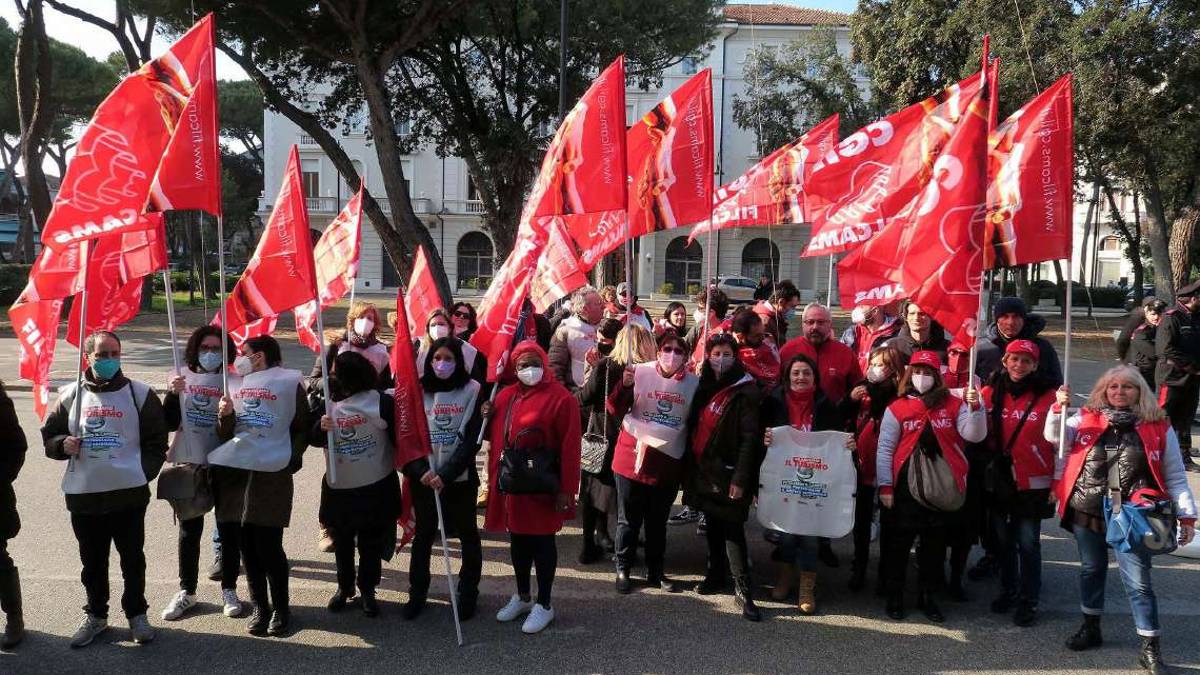 Rimini. Sindacati in piazza: turismo, basta nero e stipendi da fame