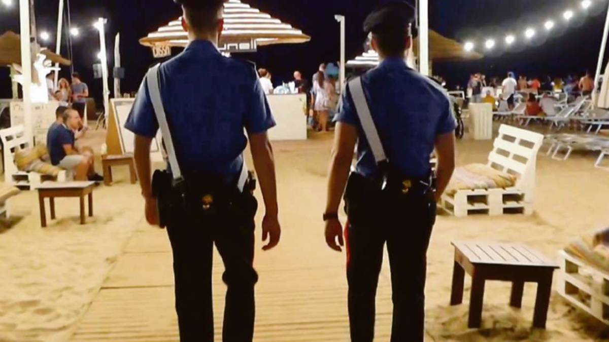 Ravenna, ladri scatenati: coppiette ripulite di notte in spiaggia