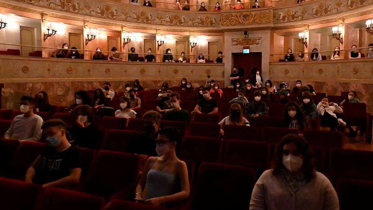 Imola, 200 giovani riaprono il Teatro Comunale