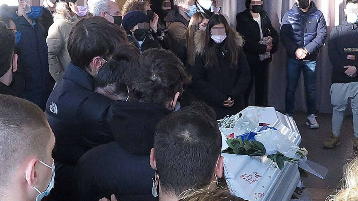 Rimini. Morta nell'incidente: addio tra le lacrime per Elly
