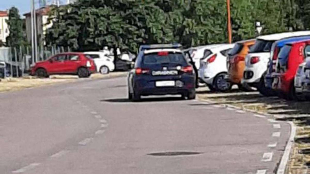 Cesena, senza pantaloni si tocca nel parcheggio: è allarme