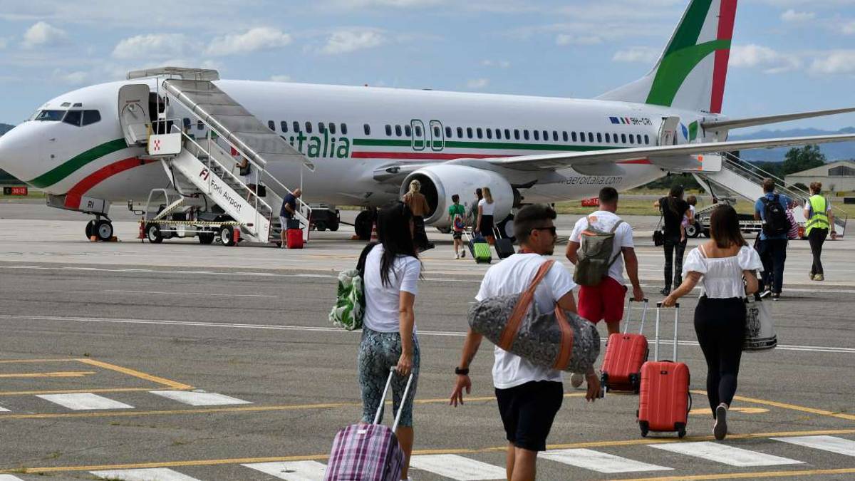 Forlì. Volo per Napoli cancellato a 14 ore dalla partenza: La nostra vacanza rovinata