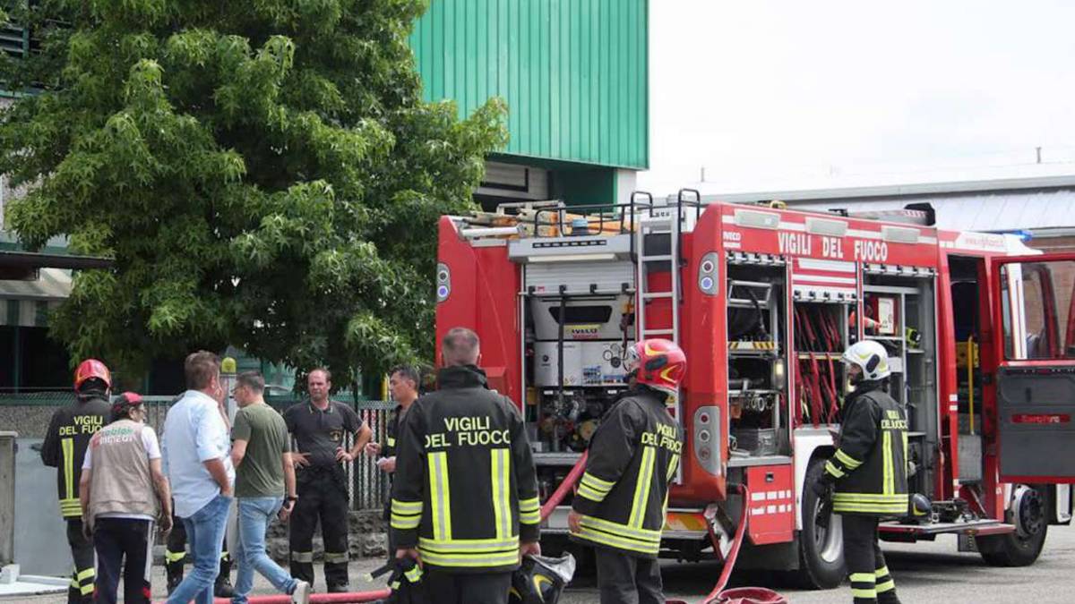 Bubano, incendio in una falegnameria