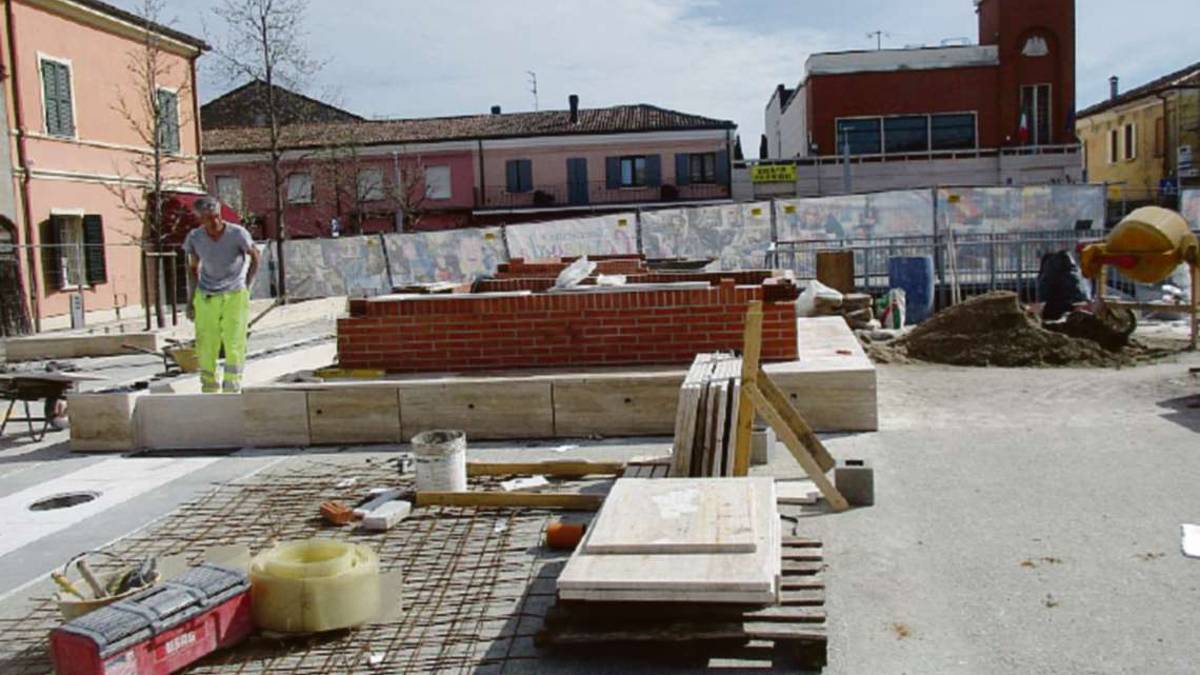 Gambettola, lavori in piazza Pertini: corsa per finire entro Pasqua