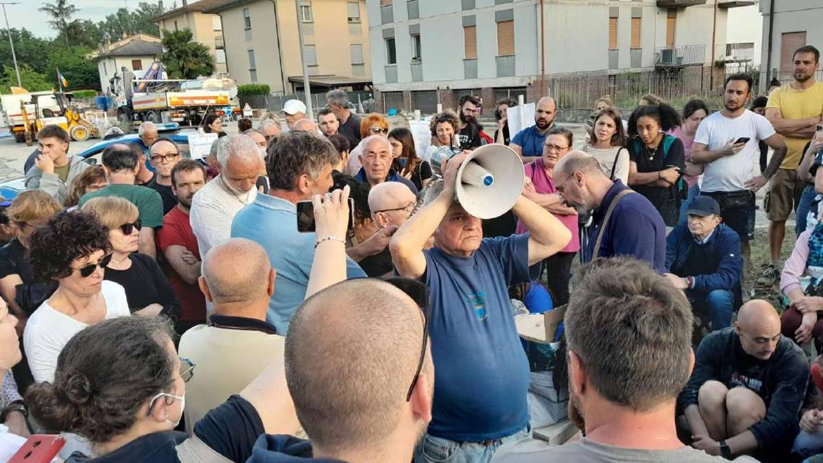 Faenza, spalano il fango e nella buca della posta arriva la Tari. Il sindaco: rinvio i pagamenti
