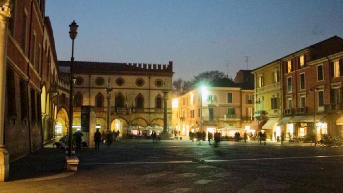 Ravenna, l'allarme dei sindaci: «Luci spente per chiedere aiuto»