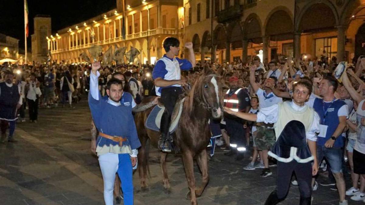 Palio di Faenza, la polemica sugli ingaggi dei cavalieri: voci su cifre fino a 20mila euro