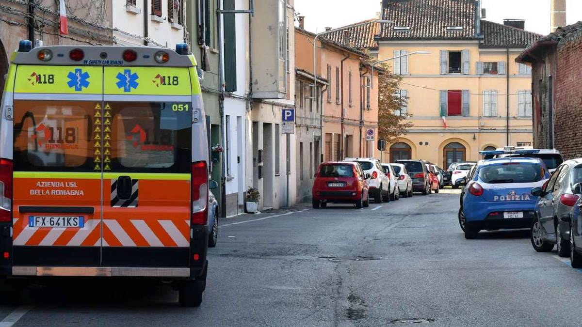 Forlì, anziano rapinato cade a terra: due persone passano e non lo aiutano