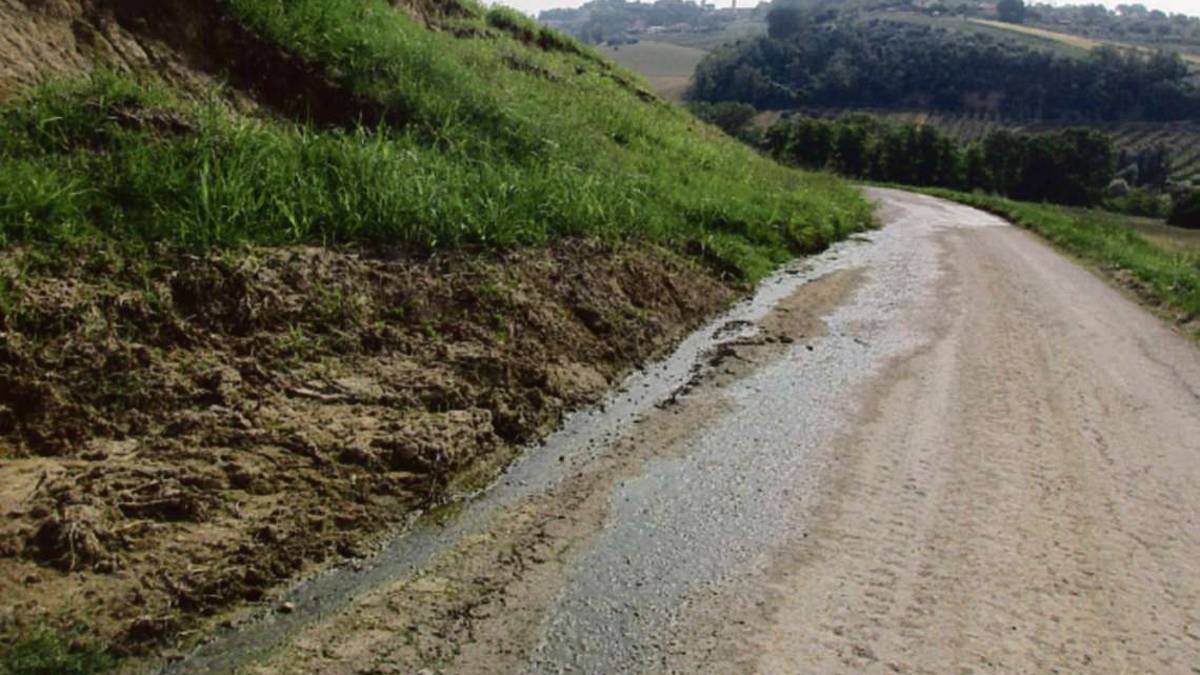 Montiano è piena di frane: arrivano aiuiti da lontano