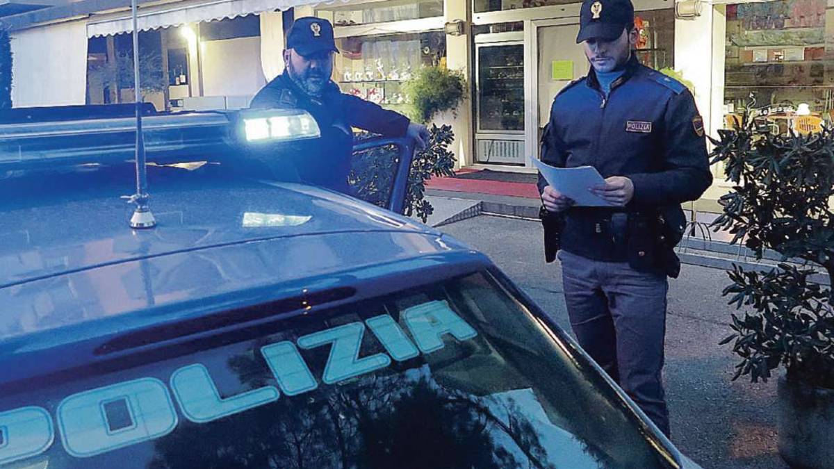 Rimini, spaccia droga e poi scappa con la bici elettrica: arrestato