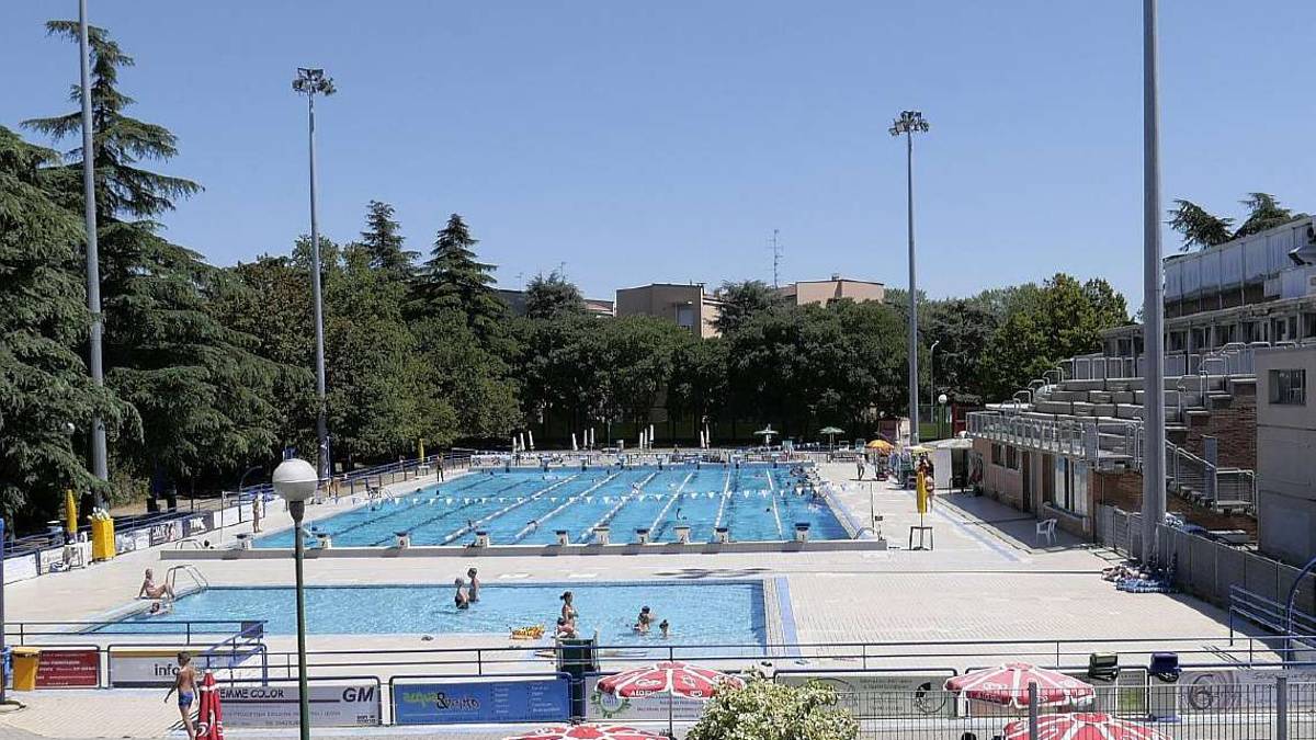 Imola, costi troppo alti. Salta la copertura della piscina comunale