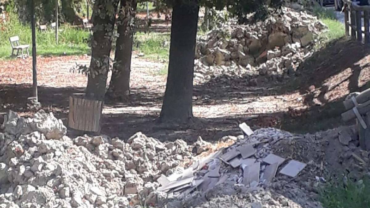 Povera Faenza, tra accumuli di terra e aree verdi in sfacelo. Il Comune: Soldi finiti, lo Stato ci ha abbandonato