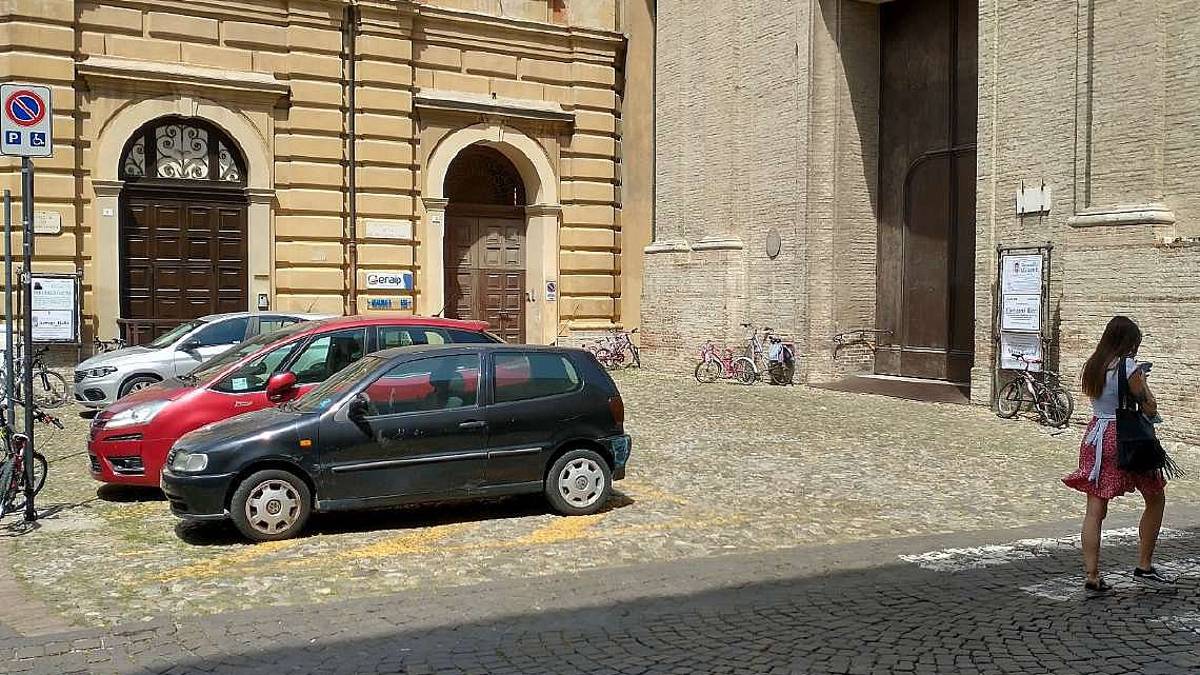 Cesena, tavolini del bar sul sagrato della chiesa dei Servi