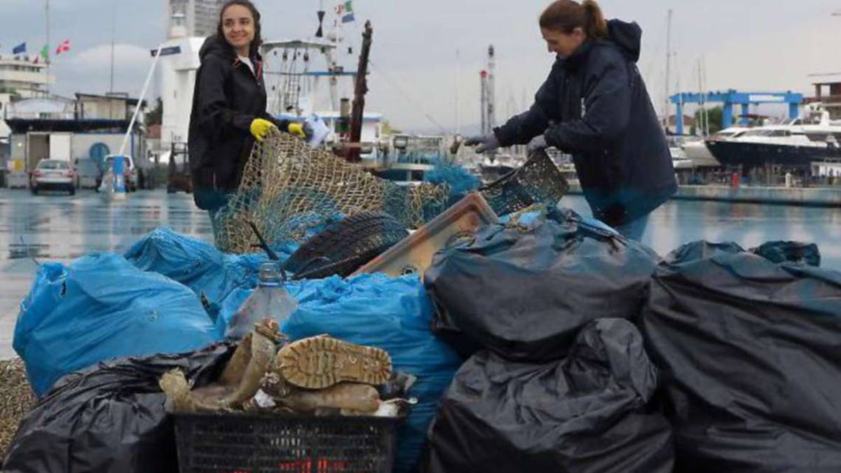 A Cesenatico prova di una rete da pesca che raccoglie solo rifiuti
