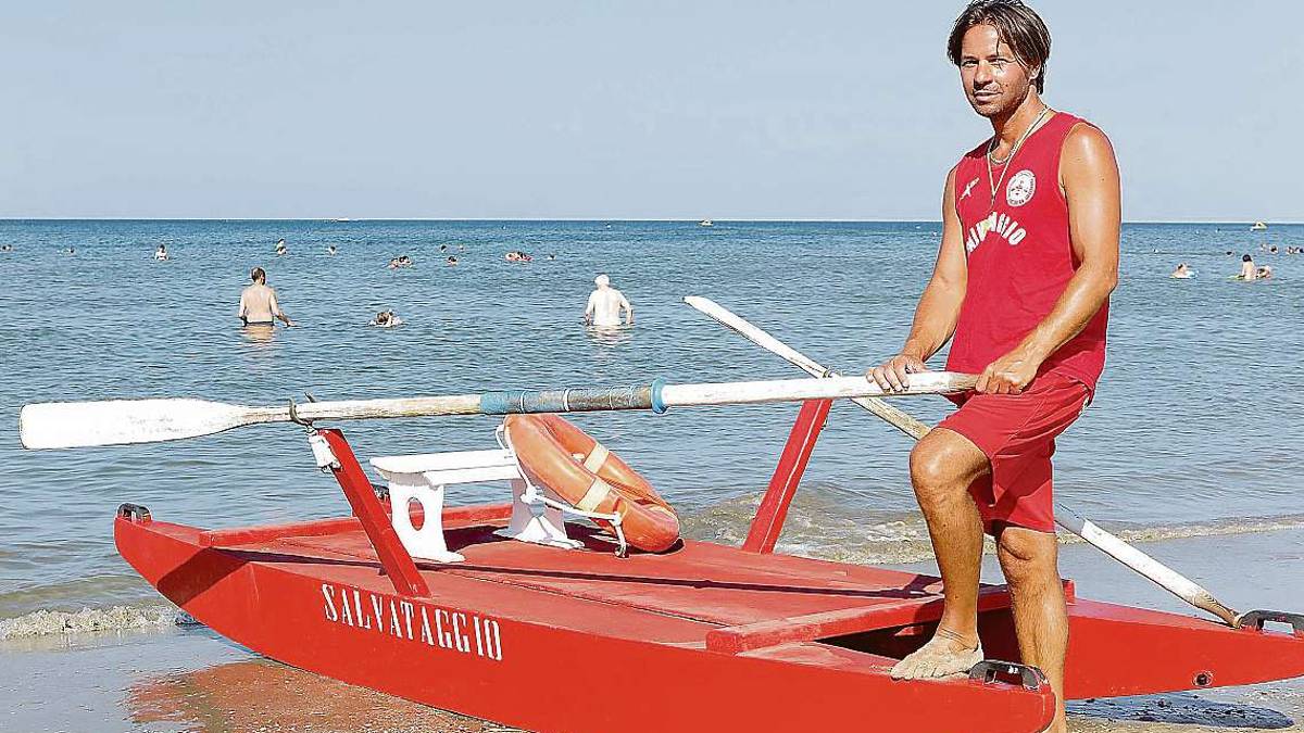 Rimini, marinai in pausa pranzo, madre e figlia in burquini salvate dall'ex salvataggio