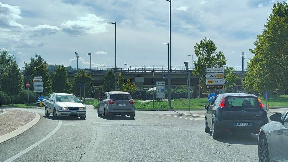 Cesena, rotonda Montefiore contromano? Non è mica la prima volta