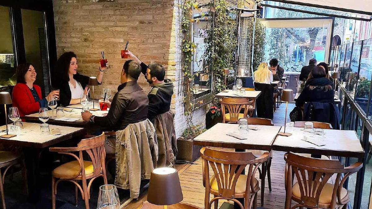 Ravenna, il green pass nei ristoranti supera la prova pienone