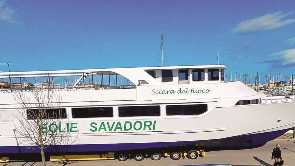 Cesenatico, un super nave dai cantieri Foschi per trasporti alle Eolie