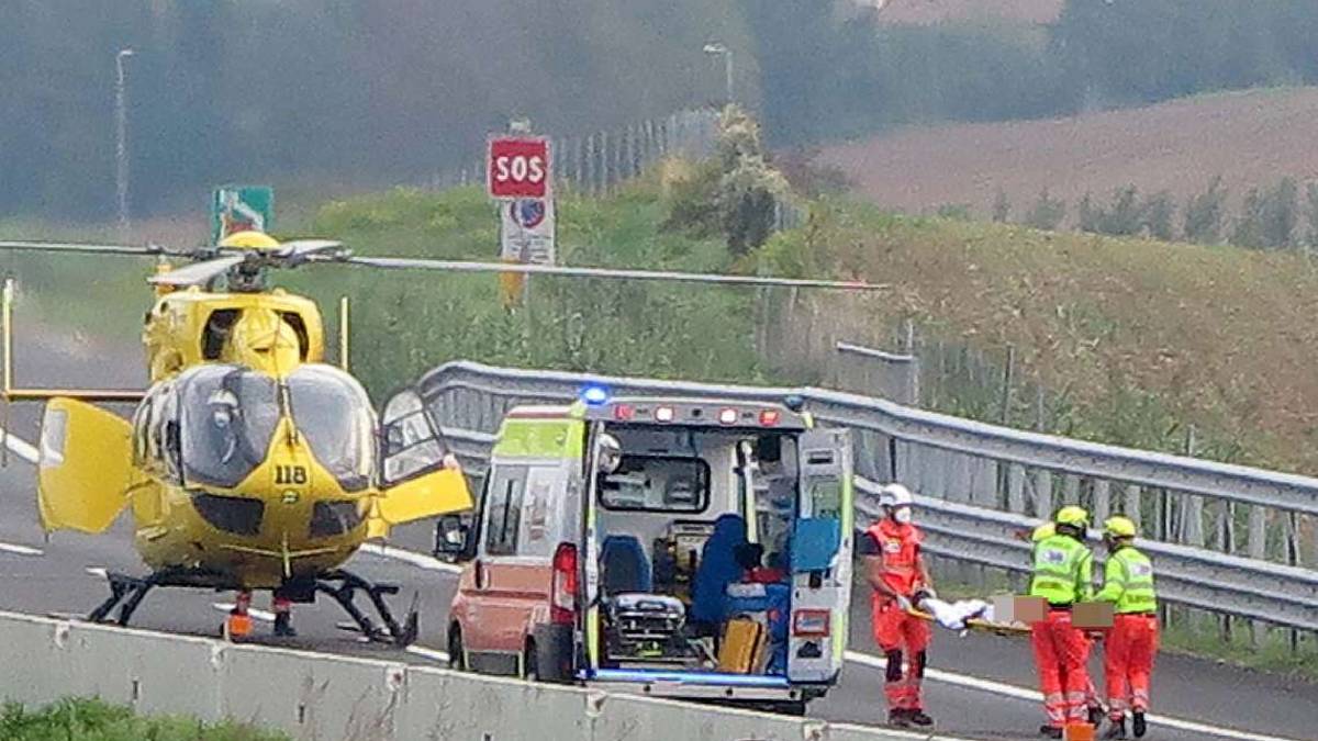 L'auto è in panne e scende: muore 37enne di Cervia, travolto in A14 a Scacciano