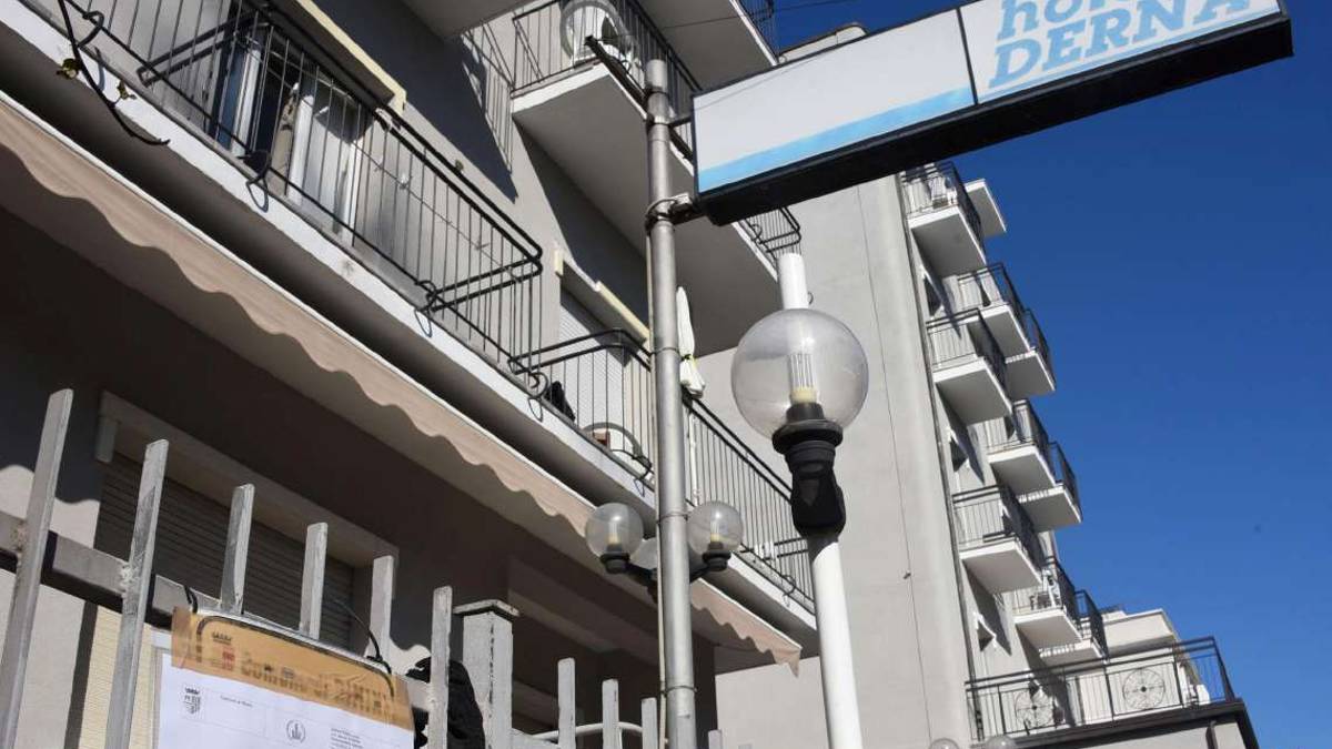 Rimini. Hotel Derna chiuso dal Comune: applicati i sigilli