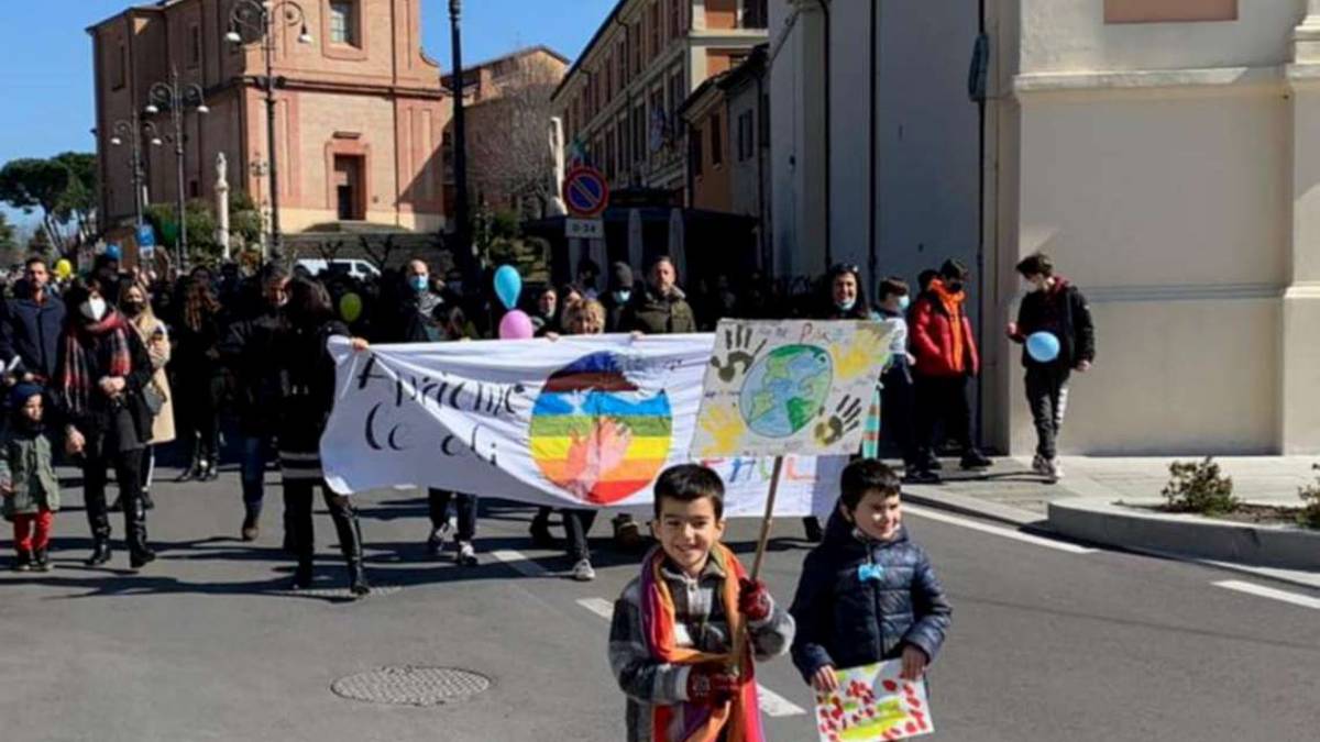 Longiano, la marcia per la pace e la scritta pro Putin