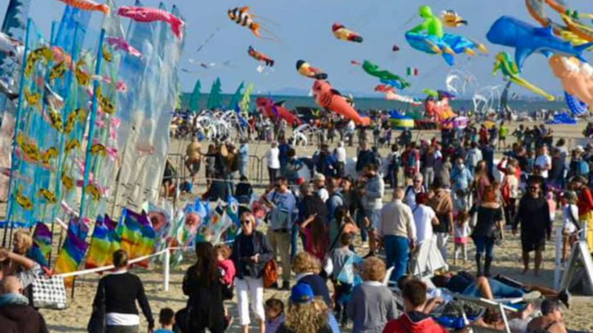 Voglia di volare: gli aquiloni a Cervia battono ogni record VIDEO