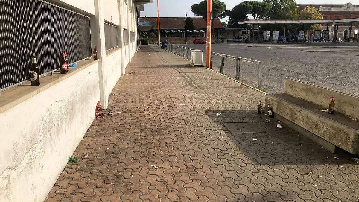 Vetri rotti e sporco dopo la notte di bisboccia: proteste a Cesena
