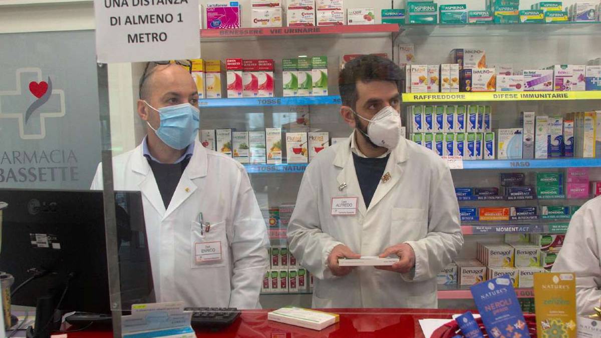 Tamponi anche di notte: le farmacie assumono per reggere l'urto